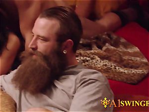 Bearded husband licks his gals pussy before partying in the crimson room